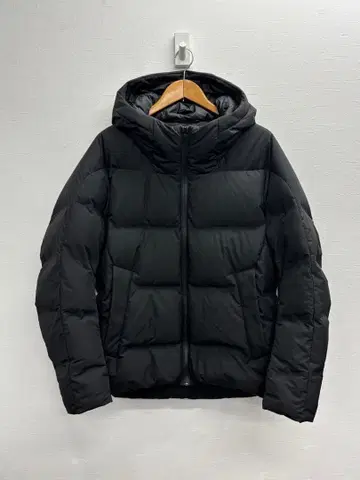유니클로 심리스 다운 후드티 블랙 L 다운 자켓