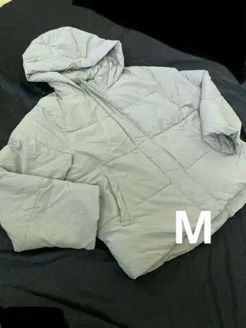 후드 부착 라이트 그레이 다운 자켓 충전솜 코트