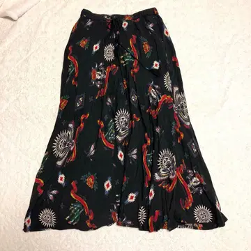 다색 프린트 블랙 롱 스커트