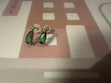 그린 컬러 드롭형 귀걸이