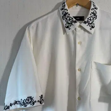 HARE 자수 꽃무늬 화이트 셔츠 M 사이즈