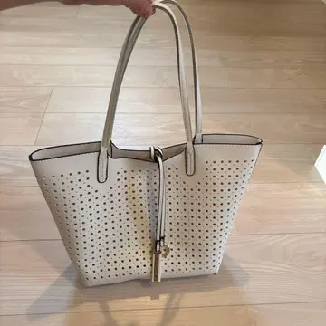 화이트 펀칭 토트백