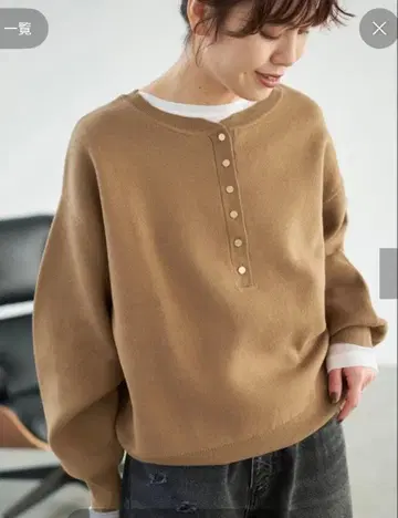 메탈 버튼 헨리넥 니트 스픽 앤 스팬 카멜