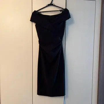 오프숄더 블랙 타이트 드레스 무릎 기장