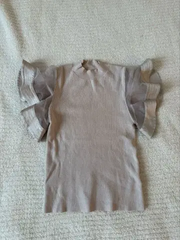 프레이 아이디 프릴 달린 베이지 반팔 상의