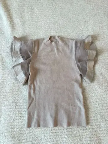 프레이 아이디 프릴 달린 베이지 반팔 상의