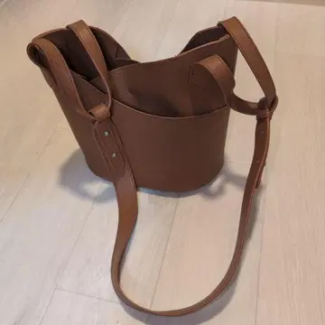 브라운 원통형 숄더백