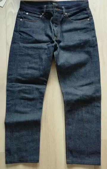 29인치 A.P.C. 프티 뉴스탠다드