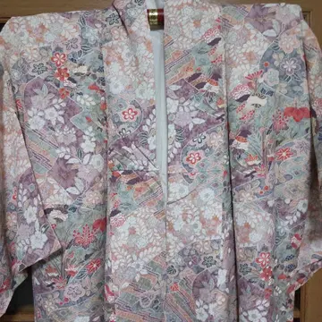 전통적인 코몬 기모노 꽃무늬