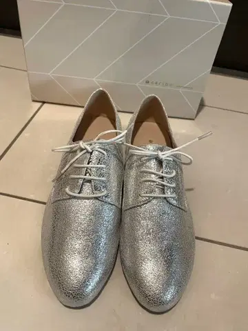 새상품급 카리노 로퍼 스트링 슈즈 실버 가죽 신발 아저씨 신발 박스 있음