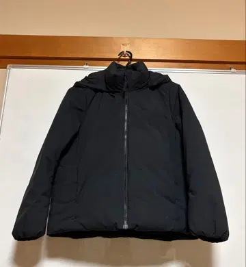 후드 부착 블랙 다운 자켓