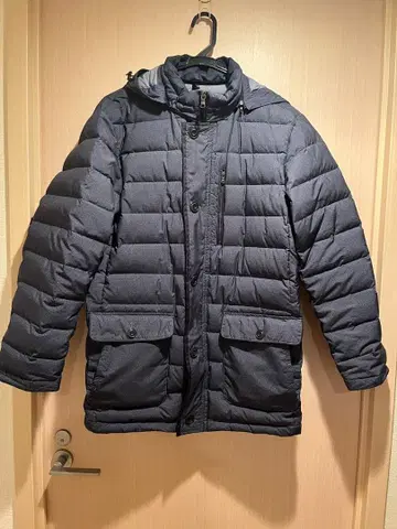 다크 그레이 후드 부착 다운 자켓