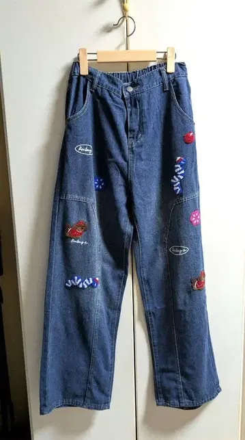 자수 장식 블루 데님 팬츠