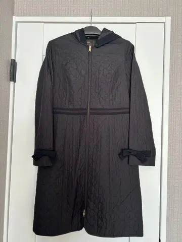 새상품급 TOCCA 후드 부착 퀼팅 코트 사이즈 2 블랙