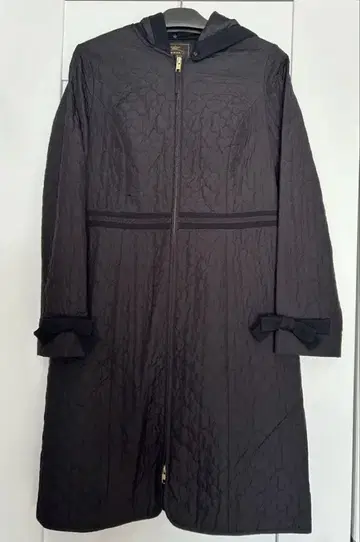 새상품급 TOCCA 후드 부착 퀼팅 코트 사이즈 2 블랙