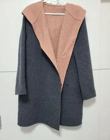 에미 emmi 그레이와 핑크 푸드코트