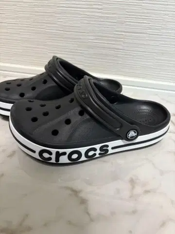 새상품급 여성용 crocs 블랙 클로그 샌들
