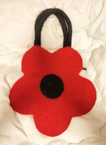 새상품급 KLIPPAN 꽃 모티브 펠트 핸드백