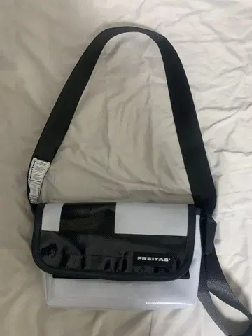 FREITAG 숄더백 화이트/블랙