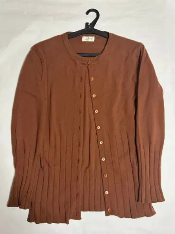 니트 가디건과 스웨터의 앙상블 플리츠 디자인