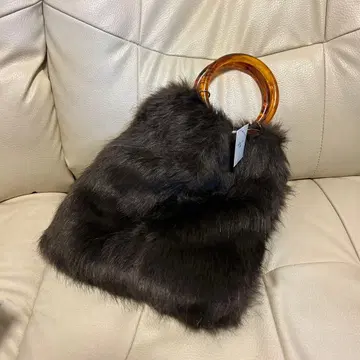 퍼 소재의 다크 브라운 백