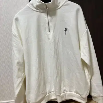 화이트 장미 자수 하이넥 트레이닝복