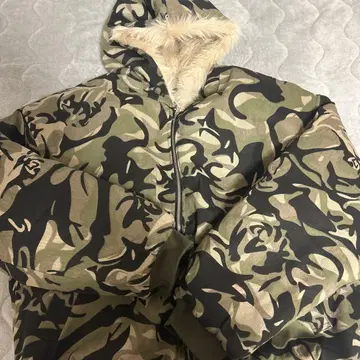 카모 패턴 후드 부착 다운 자켓