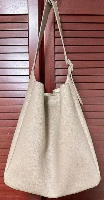 버클 벌키 원 숄더백 NATURAL BEAUTY BASIC