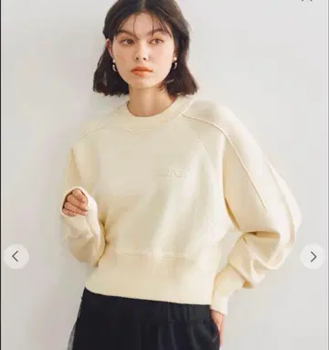 로고 자수 맨투맨 라이크 니트 코코딜