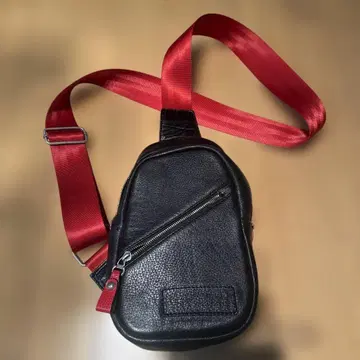 블랙 가죽 바디백 빨간색 스트랩