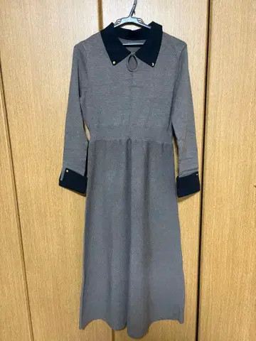 JUNOAH 바이컬러 세미 플레어 니트 원피스