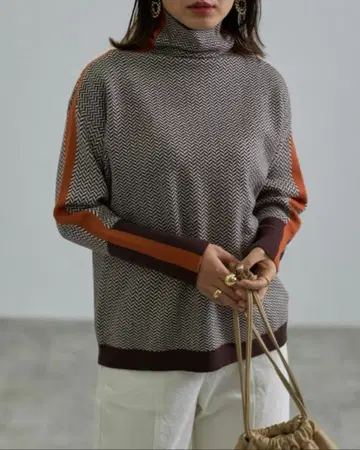 새상품 기하학 패턴 사이드 라인 배색 하이넥 니트