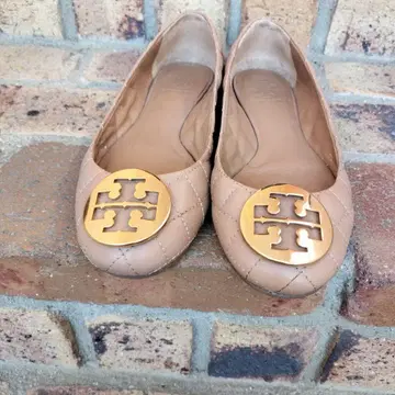 토리버치 베이지 36 1/2 퀼팅 플랫슈즈 골드 로고
