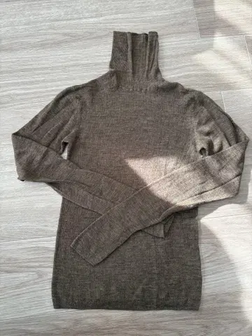 &YOUTH 브라운 터틀넥 니트