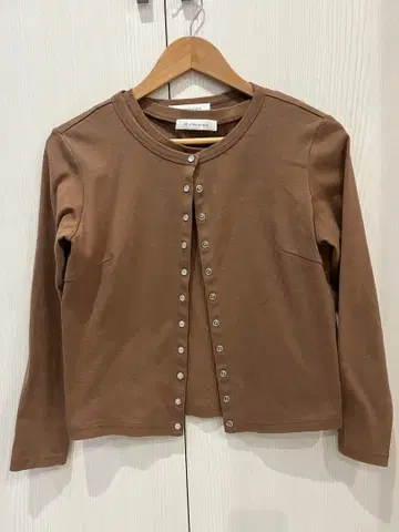 M-PREMIER 브라운 버튼 가디건 앙상블