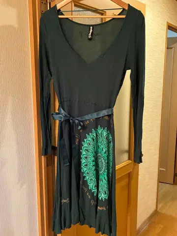 데시구알 다크 그린 V넥 원피스
