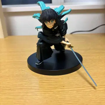 검을 든 블랙과 파랑의 피규어