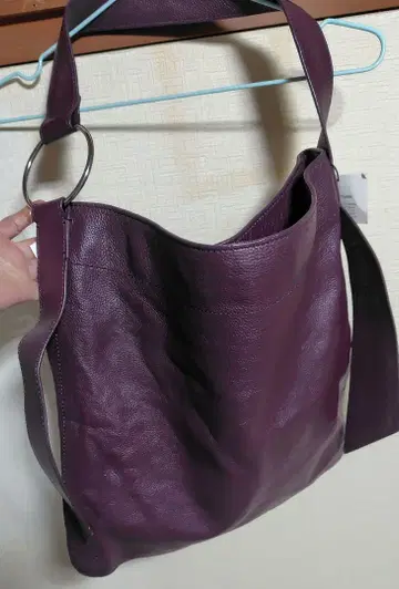 플럼 색상 가죽 숄더백 M