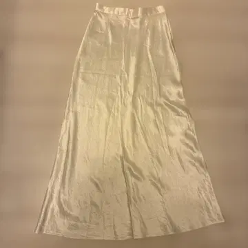 화이트 새틴 롱 스커트