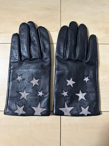 카프리슈 레마쥬 가죽 장갑 블랙 별 패턴 장갑