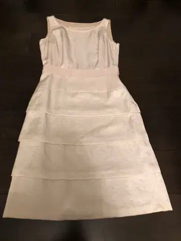 화이트 슬리브리스 무릎 기장 원피스