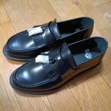 DR. MARTENS Adrian 태슬 로퍼