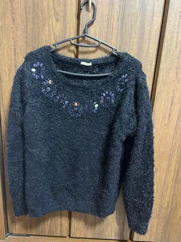 GU 비즈 자수 블랙 니트 스웨터