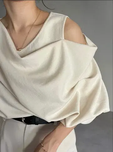 CAPRICIEUX LEMAGE 아이보리 오프숄더 드레이프 상의