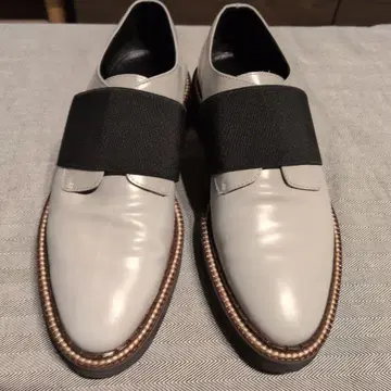 그레이 가죽 신발 엘라스틱 밴딩 포함 37