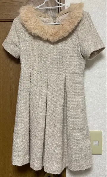 에밀리아 위즈 베이지 퍼 옷깃 A라인 원피스 XS