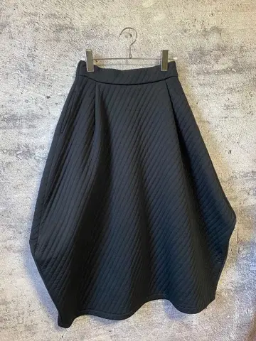 센 사선 퀼팅 코쿤 스커트