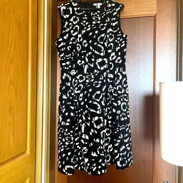 슬리브리스 무릎 기장 원피스 블랙 화이트 애니멀 프린트