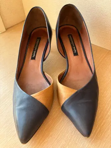 가죽 하이힐 네이비와 베이지 콤비네이션