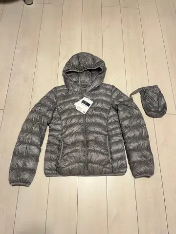 유니클로 프리미엄 다운 울트라 라이트 다운 사이즈 M 새상품